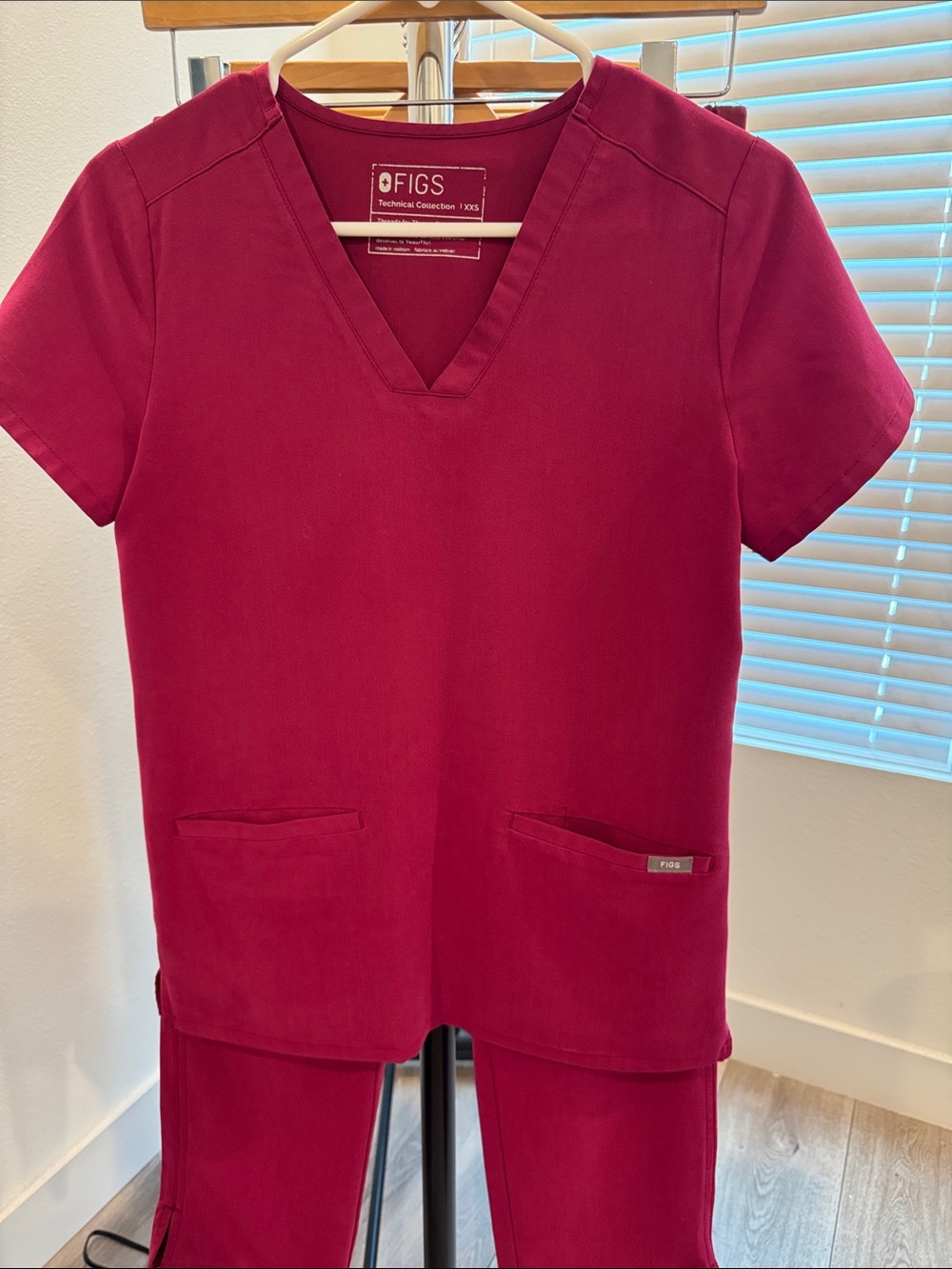 FIGS Scrub Set Burgundy XXS Petite - Casma Top & Kade Cargo Pants